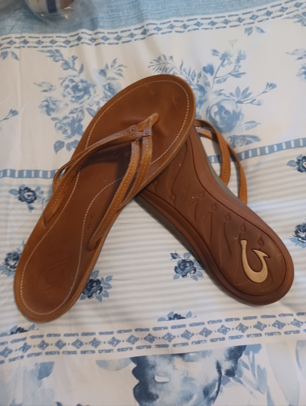 OluKai Women’s Tan Leather Thong Sandals